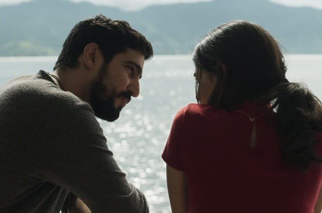 Jamil e Laila em cena de Órfãos da Terra (Foto: Reprodução) Jamil e Laila em cena de Órfãos da Terra (Foto: Reprodução)