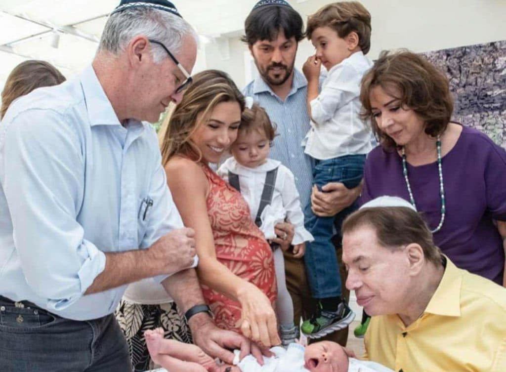 Filho de Patrícia Abravanel assiste o ritual de circuncisão do irmão caçula, se assusta e tem reação alarmante