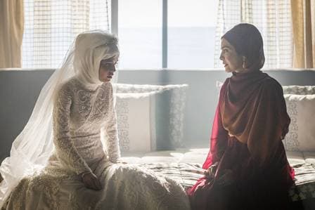 Soraia (Letícia Sabatella) conta para Laila (Julia Dalávia) sobre a morte de seu irmão, em Órfãos da Terra (Foto: Paulo Belote/ Globo/ Divulgação) Soraia (Letícia Sabatella) conta para Laila (Julia Dalávia) sobre a morte de seu irmão, em Órfãos da Terra (Foto: Paulo Belote/ Globo/ Divulgação)