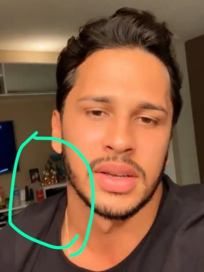 No meio de briga de Carlinhos Aguiar e Whindersson Nunes, Lucas Guimarães esposo do influencer, fez vídeo, mas objeto ao fundo roubou todas as atenções. No meio de briga de Carlinhos Aguiar e Whindersson Nunes, Lucas Guimarães esposo do influencer, fez vídeo, mas objeto ao fundo roubou todas as atenções.
