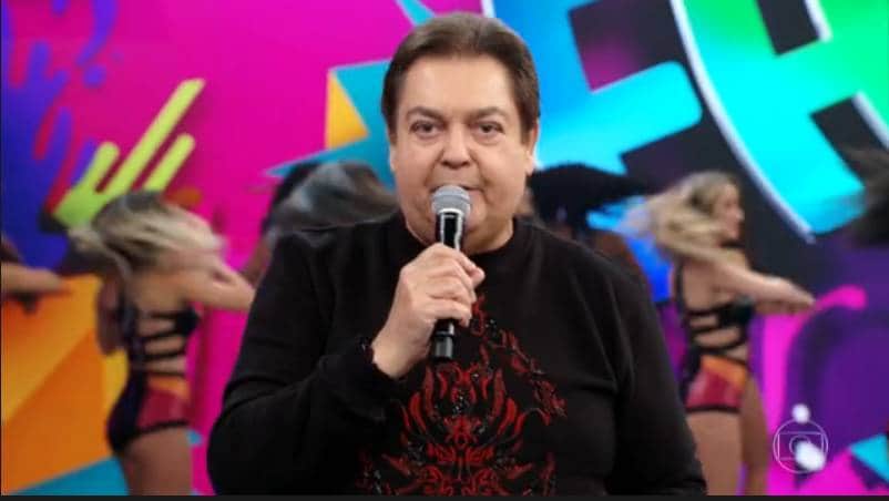 O apresentador Faustão ridicularizou música de Paula Fernandes (Foto: Reprodução) O apresentador Faustão ridicularizou música de Paula Fernandes (Foto: Reprodução)
