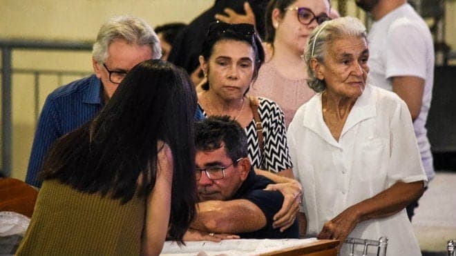 Pai de Gabriel Diniz ao lado do caixão do filho (Foto: Reprodução/ RecordTV) Pai de Gabriel Diniz ao lado do caixão do filho (Foto: Reprodução/ RecordTV)