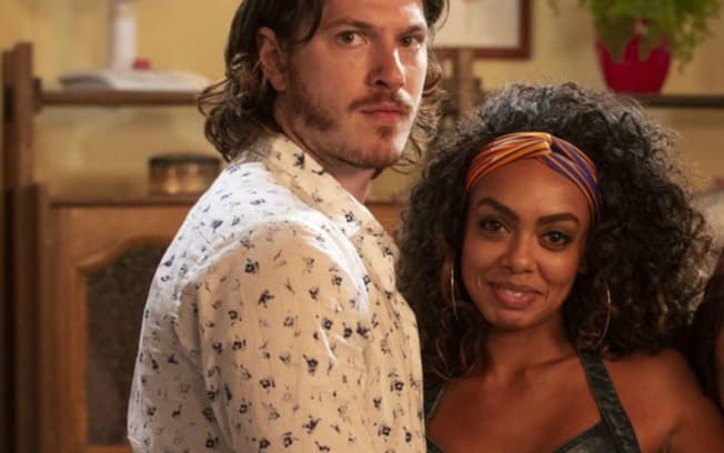 Quinzinho e Dandara em cena de Verão 90 (Foto: Reprodução) Quinzinho e Dandara em cena de Verão 90 (Foto: Reprodução)