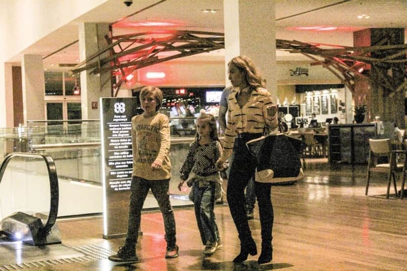Angélica e os filhos Benício e Eva em passeio no Shopping Vila Mall (Foto AgNews) Angélica e os filhos Benício e Eva em passeio no Shopping Vila Mall (Foto AgNews)