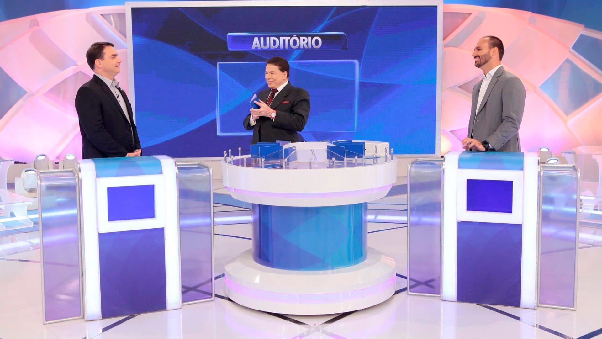 Silvio Santos recebeu os filhos de Jair Bolsonaro em seu programa no SBT (Foto: Divulgação) Silvio Santos recebeu os filhos de Jair Bolsonaro em seu programa no SBT (Foto: Divulgação)