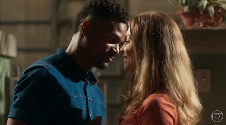 Ramon (David Junior) se declara para Paloma (Grazi Massafera) na trama das sete Bom Sucesso (Foto: Reprodução/Globo) Ramon (David Junior) se declara para Paloma (Grazi Massafera) na trama das sete Bom Sucesso (Foto: Reprodução/Globo)