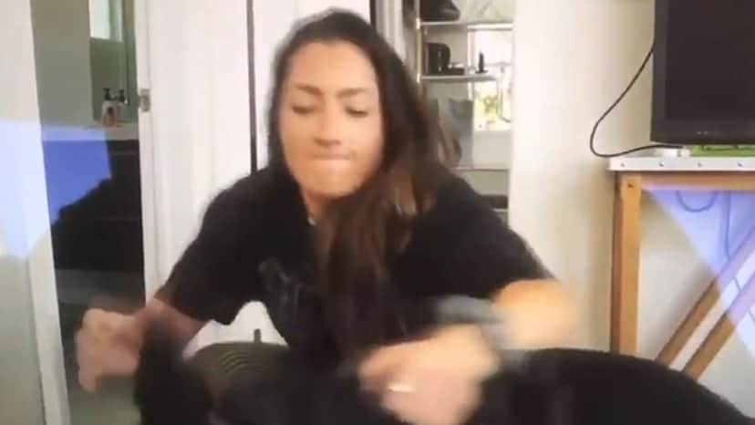 A famosa influenciadora Brooke Houts foi flagrada agredindo seu cachorro (Reprodução) A famosa influenciadora Brooke Houts foi flagrada agredindo seu cachorro (Reprodução)