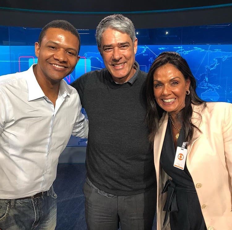 William Bonner e dois dos apresentadores substitutos do Jornal Nacional, da Globo, Márcio Bonfim e Cristina (Foto: Reprodução) William Bonner e dois dos apresentadores substitutos do Jornal Nacional, da Globo, Márcio Bonfim e Cristina (Foto: Reprodução)