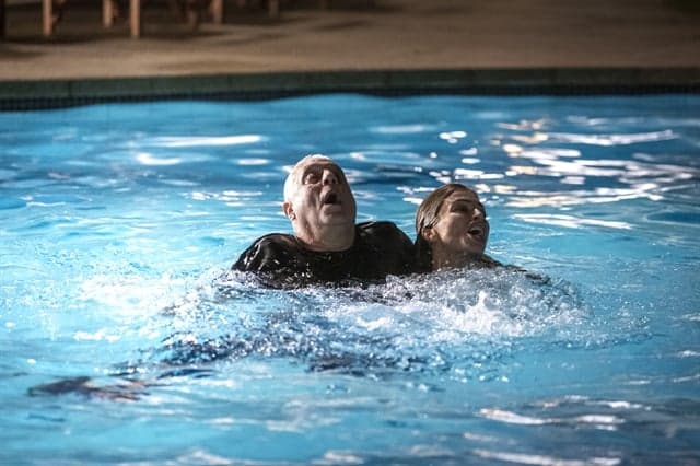 Paloma (Grazi Massafera) salva Alberto (Antonio Fagundes) após ele cair na piscina em Bom Sucesso (Foto: Globo/Isabella Pinheiro) Paloma (Grazi Massafera) salva Alberto (Antonio Fagundes) após ele cair na piscina em Bom Sucesso (Foto: Globo/Isabella Pinheiro)