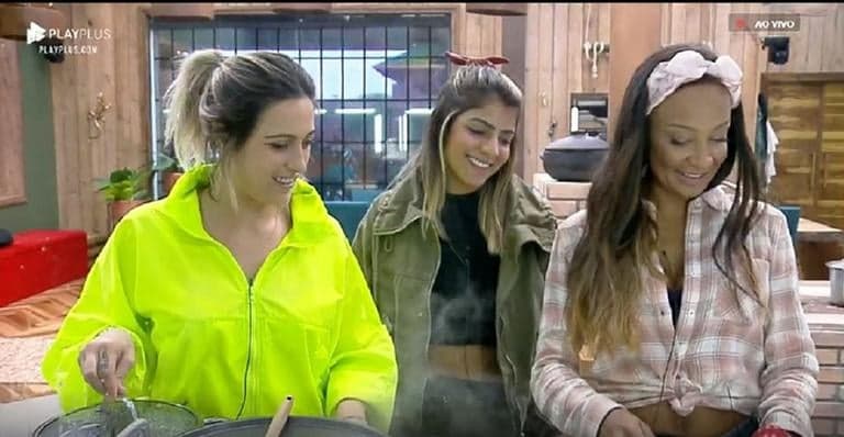 Participante do reality A Fazenda mostra partes íntimas para peoas e tamanho dos atributos vira piada