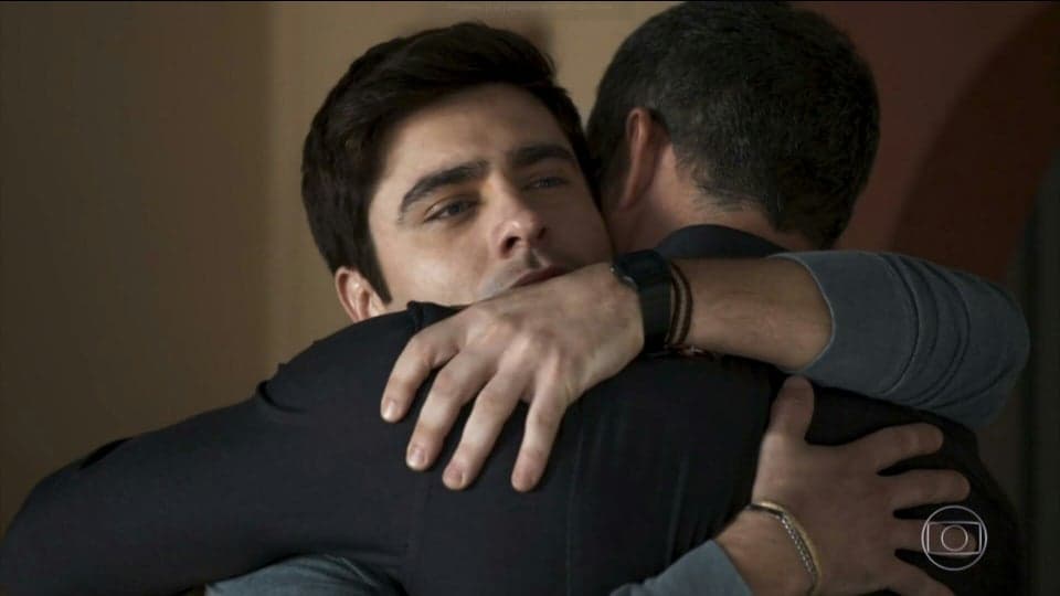Leandro e Agno se abraçaram em cena invés de darem o primeiro beijo gay de A Dona do Pedaço Leandro e Agno se abraçaram em cena invés de darem o primeiro beijo gay de A Dona do Pedaço