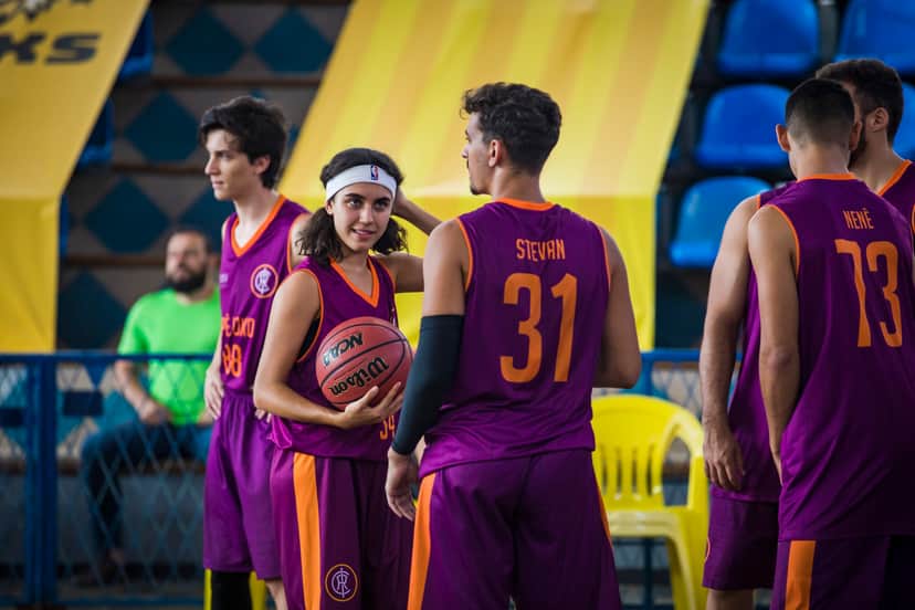 Gabriela ( Giovanna Coimbra ) corta os cabelos para jogar na final de basquete. (Foto: Reprodução / Globo) Gabriela ( Giovanna Coimbra ) corta os cabelos para jogar na final de basquete. (Foto: Reprodução / Globo)
