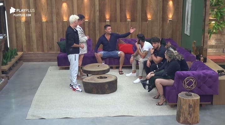 Phavanello metralha Tati Dias e fala tudo que pensa sobre a peoa eliminada. Diego Grossi discorda e defende a colega em A Fazenda 11 (Reprodução: PlayPlus) Phavanello metralha Tati Dias e fala tudo que pensa sobre a peoa eliminada. Diego Grossi discorda e defende a colega em A Fazenda 11 (Reprodução: PlayPlus)