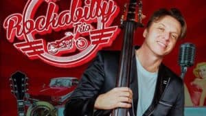O Cantor Vinny, além de acadêmico, segue a carreira de músico com o projeto: Vinny Rockabilly Trio imagem Instagram) O Cantor Vinny, além de acadêmico, segue a carreira de músico com o projeto: Vinny Rockabilly Trio imagem Instagram)