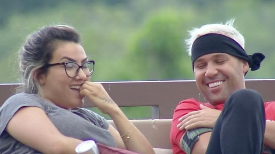 Hari, Thayse, Viny conversam em A Fazenda 2019 da Record (Foto: Reprodução) Hari, Thayse, Viny conversam em A Fazenda 2019 da Record (Foto: Reprodução)