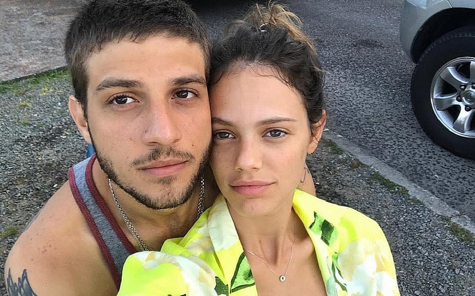 É o amor! Chay Suede faz coração de internautas transbordar ao se declarar para esposa, Laura Neiva: "É você"