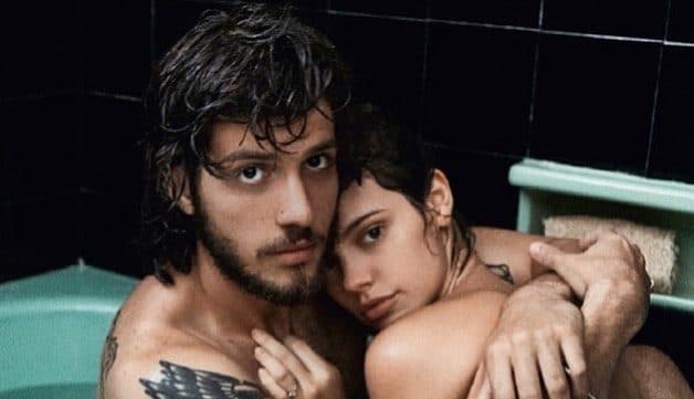 Grávida de Chay Suede, Laura Neiva exibe barrigão de nove meses em foto nua: "Sem tratamento de imagem"