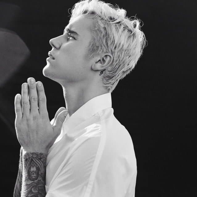 Fé! Justin Bieber ministra momento de louvor em igreja de Beverly Hills e se emociona durante louvores