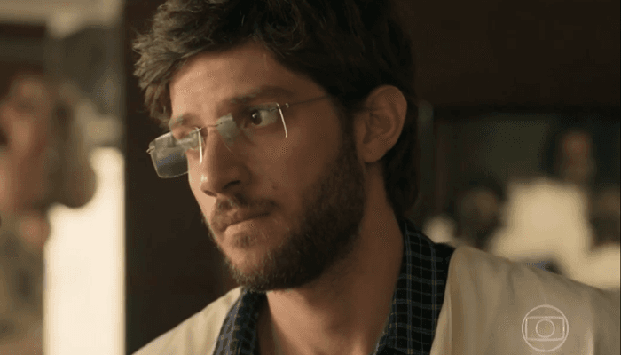 Danilo (Chay Suede) vai se desesperar com segredo da mãe em Amor de Mãe (Foto: Reprodução/Globo) Danilo (Chay Suede) vai se desesperar com segredo da mãe em Amor de Mãe (Foto: Reprodução/Globo)