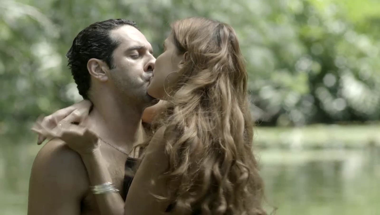 Zezinho retribui o beijo de Alexia após briga em Salve-se Quem Puder (Foto: Reprodução/Globo) Zezinho retribui o beijo de Alexia após briga em Salve-se Quem Puder (Foto: Reprodução/Globo)