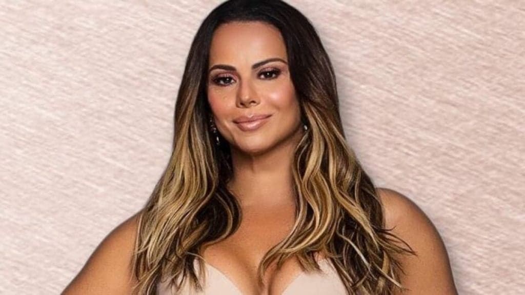 Viviane Araújo empina bumbum e, após surgir de quatro, deixa parte íntima à mostra: "G*zei"
