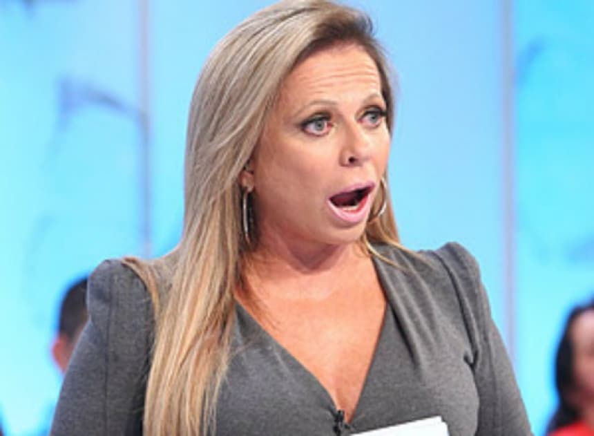 Christina Rocha, após expor partes íntimas e surgir com calcinha cavada aos 62 anos é pega na cama com seus 2 amores