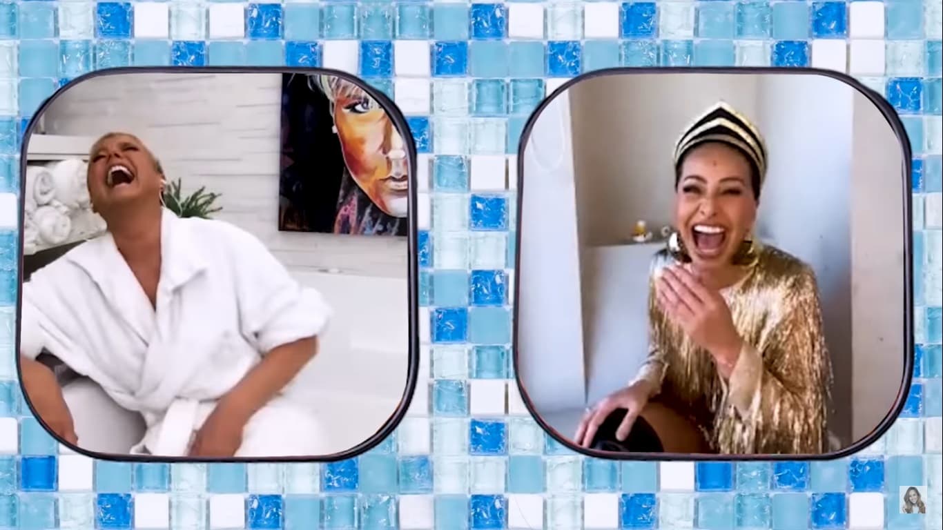 Xuxa e Sabrina Sato durante o quadro 'Cada Um No Seu Banheiro' (Foto: reprodução) Xuxa e Sabrina Sato durante o quadro 'Cada Um No Seu Banheiro' (Foto: reprodução)