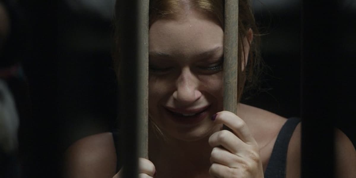 Eliza (Marina Ruy Barbosa) é presa em Totalmente Demais (Foto: Reprodução/Globo) Eliza (Marina Ruy Barbosa) é presa em Totalmente Demais (Foto: Reprodução/Globo)