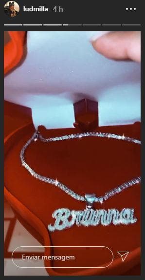 Ludmilla dá colar de brilhantes para Brunna Gonçalves - Reprodução/Instagram Ludmilla dá colar de brilhantes para Brunna Gonçalves - Reprodução/Instagram
