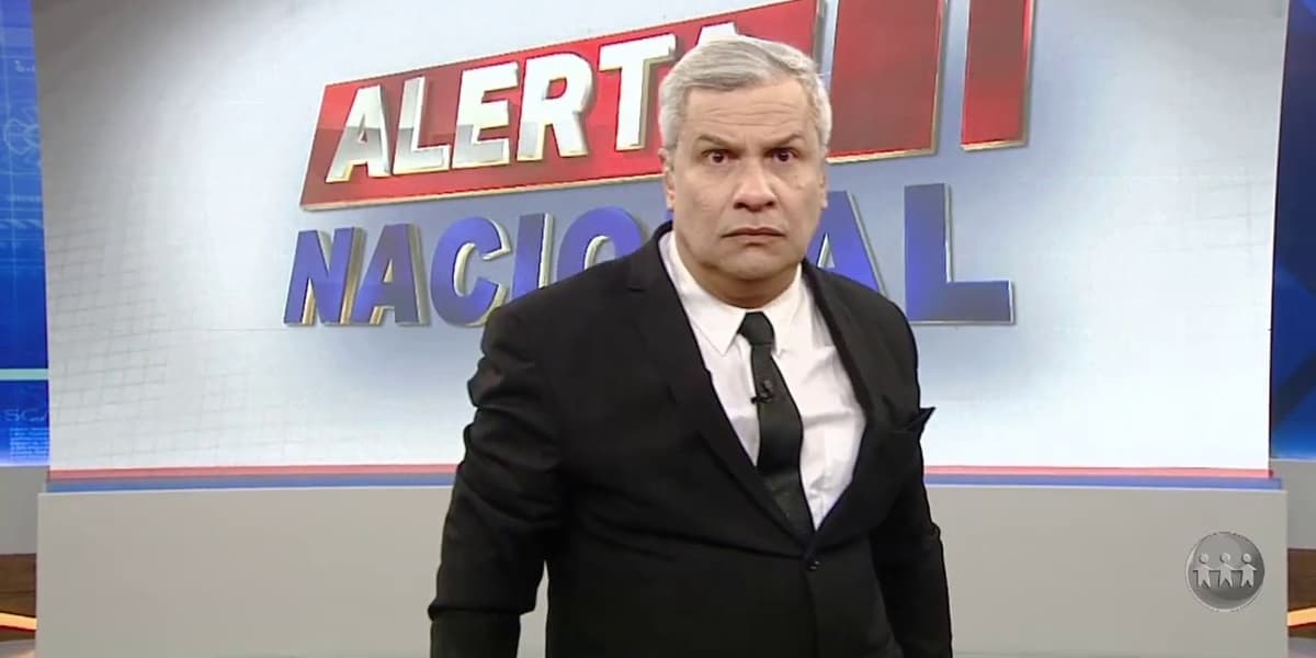 Sikêra Jr caiu ao vivo durante programa na RedeTV (Foto: Reprodução) Sikêra Jr caiu ao vivo durante programa na RedeTV (Foto: Reprodução)