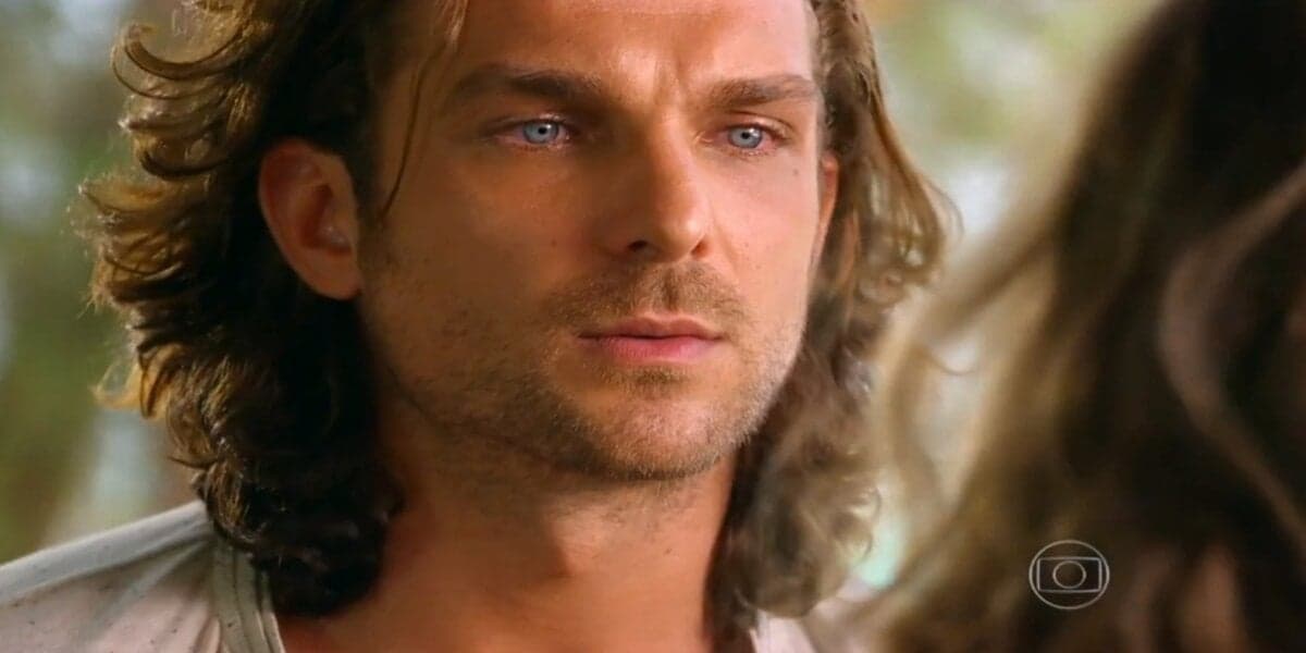 Close no rosto de Alberto, personagem da novela Flor do Caribe, homem branco, de barba olhos claros azuis e cabelo comprido Close no rosto de Alberto, personagem da novela Flor do Caribe, homem branco, de barba olhos claros azuis e cabelo comprido