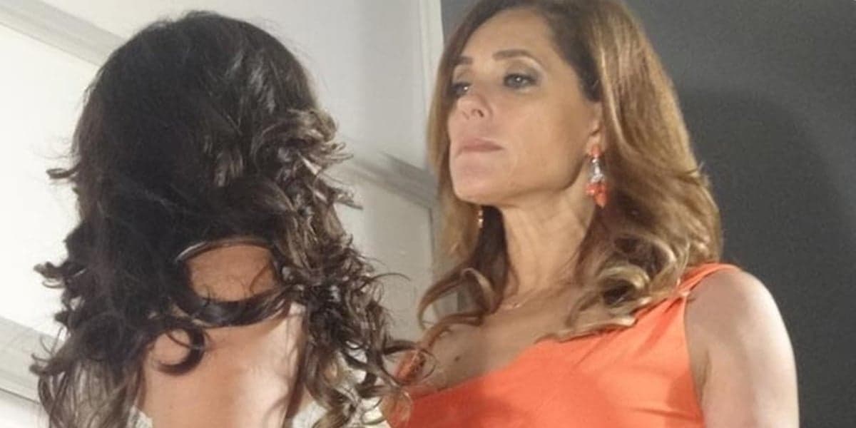 Tereza Cristina (Christiane Torloni) tentará empurrar Patrícia (Adriana Birolli) da escada em Fina Estampa (Foto: Reprodução/Globo) Tereza Cristina (Christiane Torloni) tentará empurrar Patrícia (Adriana Birolli) da escada em Fina Estampa (Foto: Reprodução/Globo)