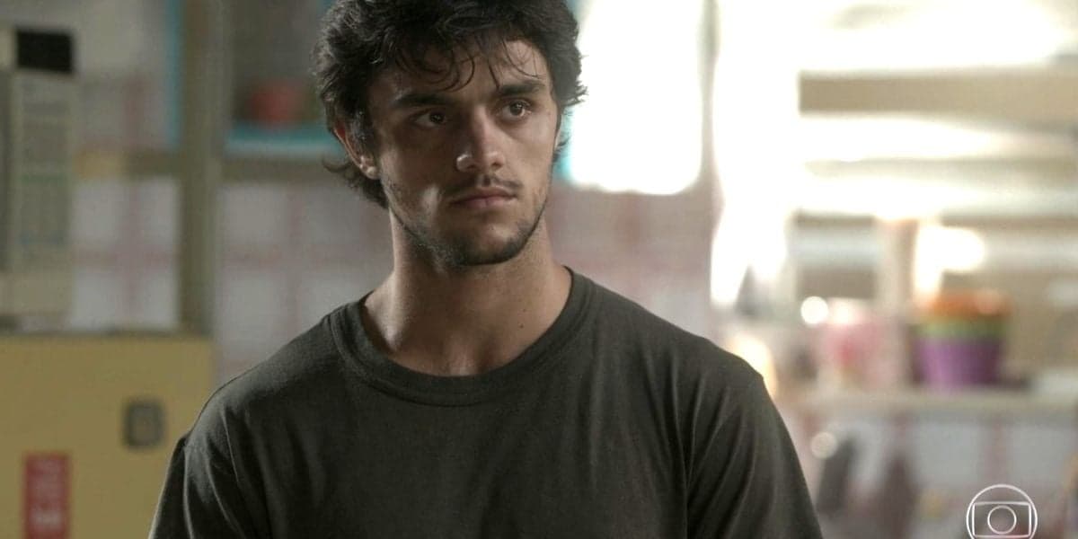 Jonatas indignado em cena de sua casa na novela Totalmente Demais Jonatas indignado em cena de sua casa na novela Totalmente Demais