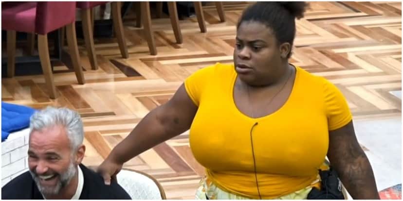 Jojo Todynho reclamou de fome e sugeriu matar uma das galinhas de A Fazenda 12 (Foto: Reprodução) Jojo Todynho reclamou de fome e sugeriu matar uma das galinhas de A Fazenda 12 (Foto: Reprodução)