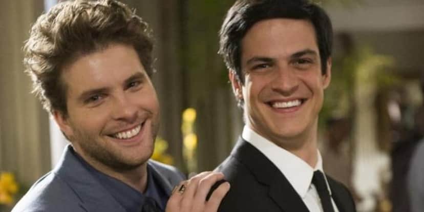 Gay? Thiago Fragoso é flagrado aos beijos com famoso da Globo e entrega tudo em entrevista: "Juntos" Gay? Thiago Fragoso é flagrado aos beijos com famoso da Globo e entrega tudo em entrevista: "Juntos"