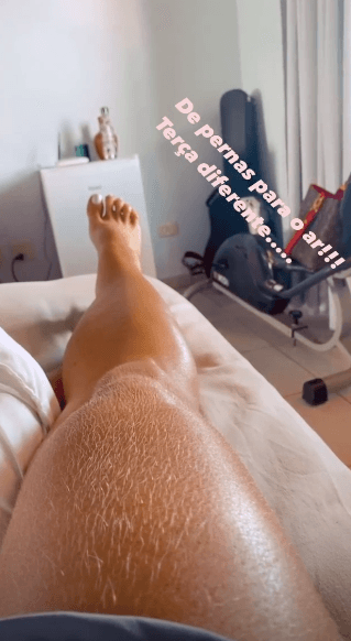 Poliana Rocha mostra perna peludinha (Reprodução) Poliana Rocha mostra perna peludinha (Reprodução)