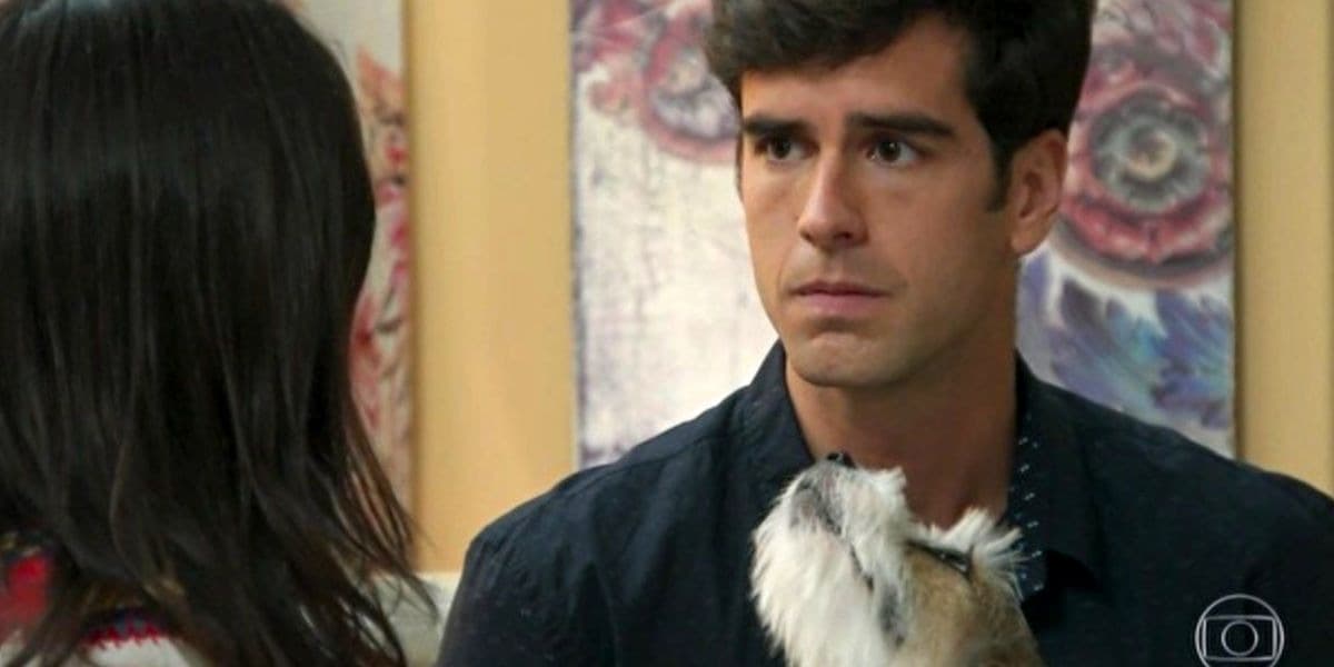 Felipe em cena de Haja Coração segurando cachorrinho Felipe em cena de Haja Coração segurando cachorrinho