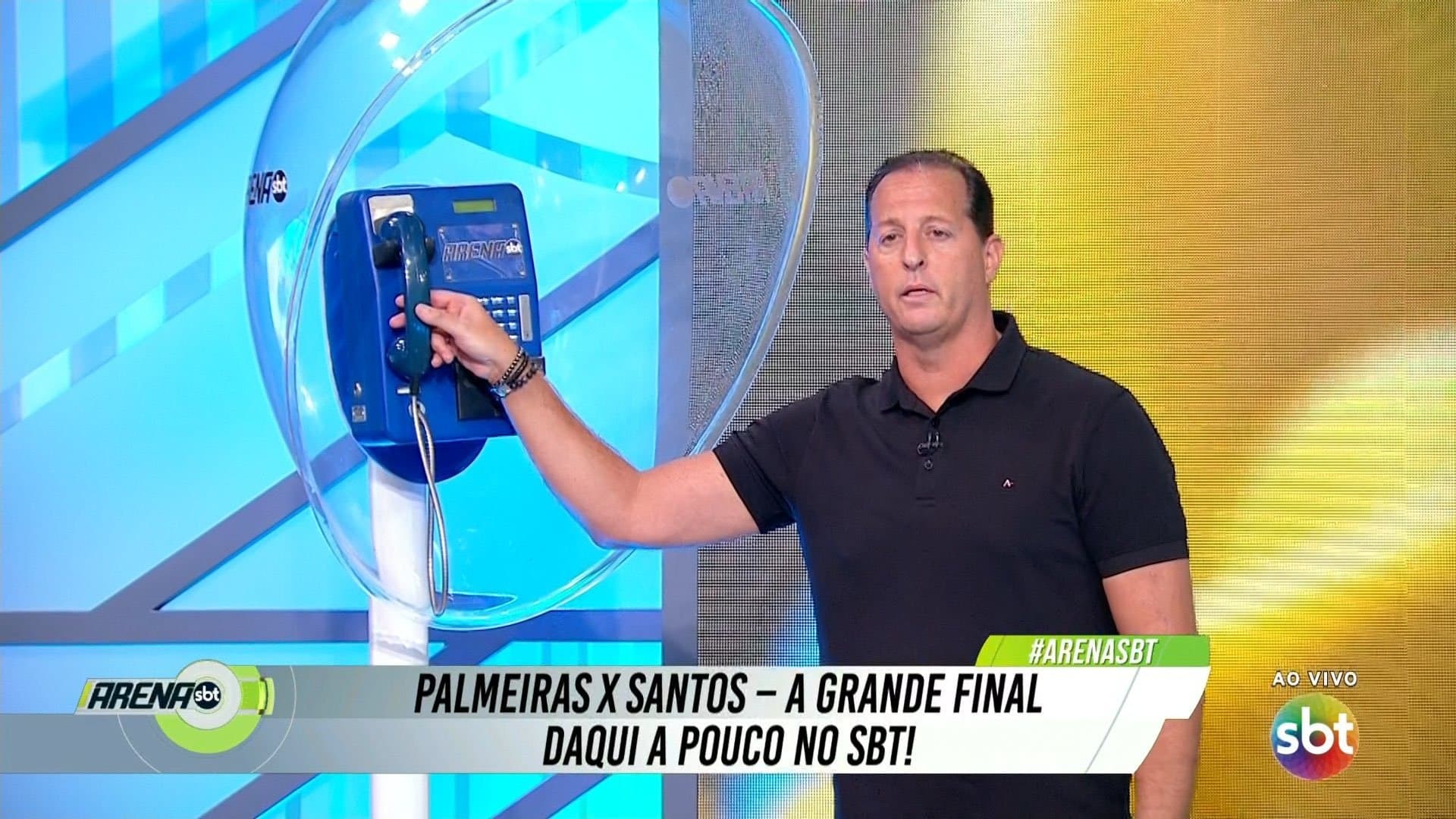 Apresentador do SBT atende "Big Fone" após surrar Globo no Ibope (Foto: Reprodução) Apresentador do SBT atende "Big Fone" após surrar Globo no Ibope (Foto: Reprodução)