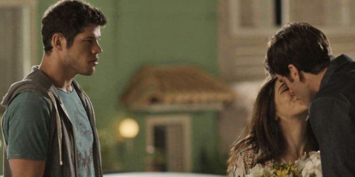 Adônis quebra a cara ao ver Felipe e Shirlei se beijando (Foto: Reprodução) Adônis quebra a cara ao ver Felipe e Shirlei se beijando (Foto: Reprodução)
