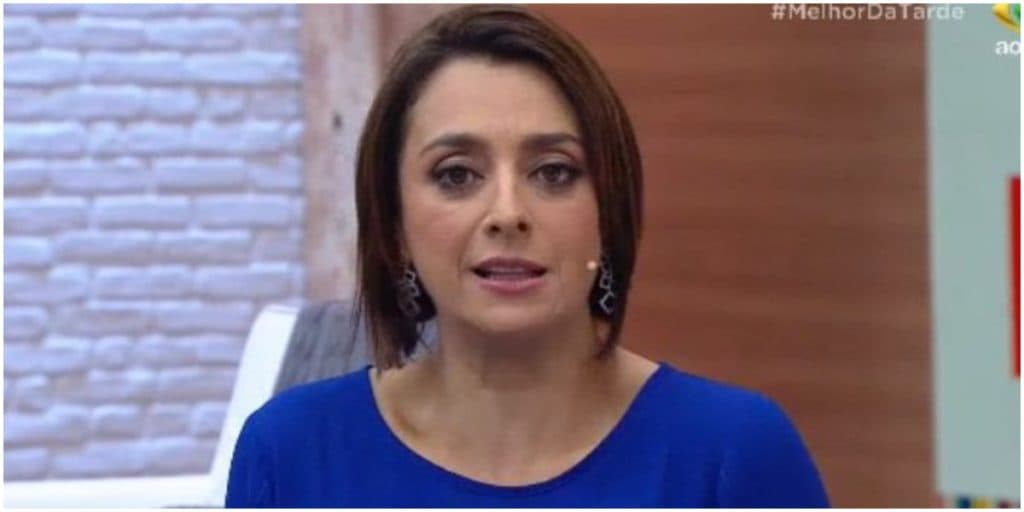 Catia Fonseca enfrenta situação desesperadora, pega moto às pressas para ir pra Band e tem chuva de granizo ao vivo