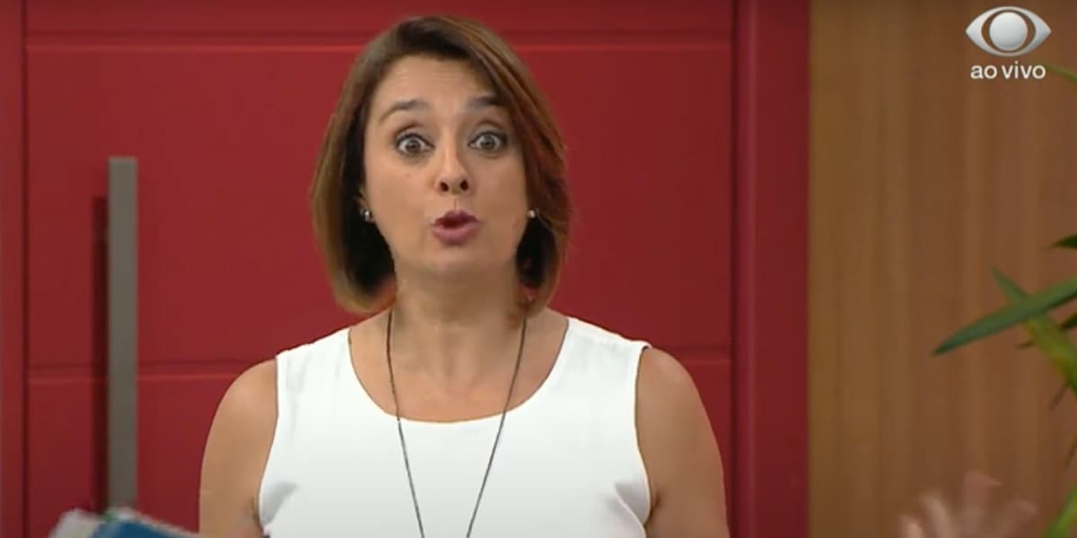 Catia Fonseca pede desculpas para o público ao vivo (Reprodução) Catia Fonseca pede desculpas para o público ao vivo (Reprodução)