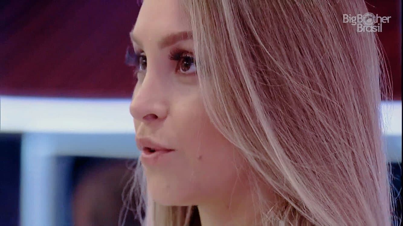 Carla Diaz no BBB21 quer esquentar edredom com Arthur (Foto: Reprodução) Carla Diaz no BBB21 quer esquentar edredom com Arthur (Foto: Reprodução)