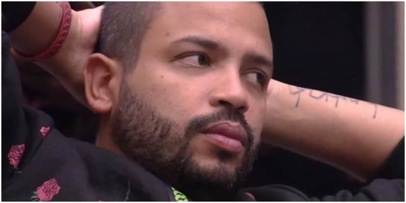 Projota é criticado por internautas após vídeo publicado dele dando tapa na mão de fã Projota é criticado por internautas após vídeo publicado dele dando tapa na mão de fã