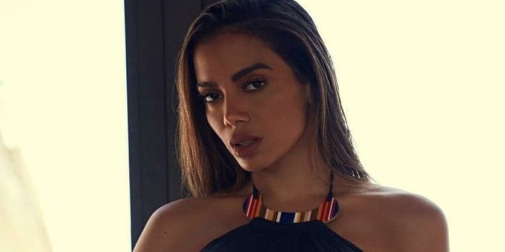 Tatuagem no c* de fã, vestido milionário e balada com estrela internacional: Anitta causa no aniversário de 28 anos