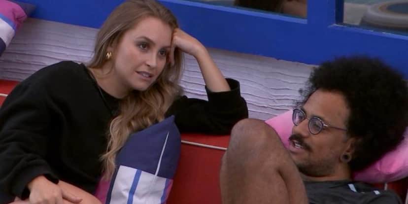Carla Diaz conversando com João no BBB21 (Foto: Reprodução) Carla Diaz conversando com João no BBB21 (Foto: Reprodução)