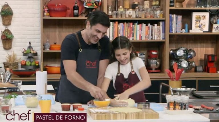 Filha de Edu, Maria Eduarda participa semanalmente do “The Chef” na Band (Foto: Reprodução) Filha de Edu, Maria Eduarda participa semanalmente do “The Chef” na Band (Foto: Reprodução)