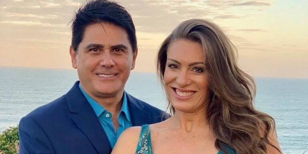 César Filho, âncora do SBT, é casado com Elaine Mickely (Foto: Reprodução) César Filho, âncora do SBT, é casado com Elaine Mickely (Foto: Reprodução)