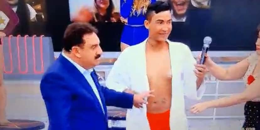 Homem foi ao SBT e surgiu descascando banana com a sua bunda (Foto: Reprodução) Homem foi ao SBT e surgiu descascando banana com a sua bunda (Foto: Reprodução)