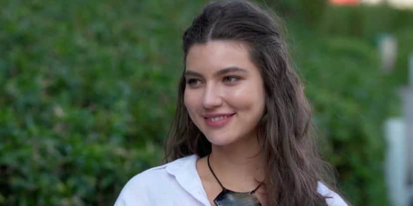 Protagonista de Pantanal contou em entrevista que não se preocupa com rótulos em seus relacionamentos (Foto: Reprodução) Protagonista de Pantanal contou em entrevista que não se preocupa com rótulos em seus relacionamentos (Foto: Reprodução)