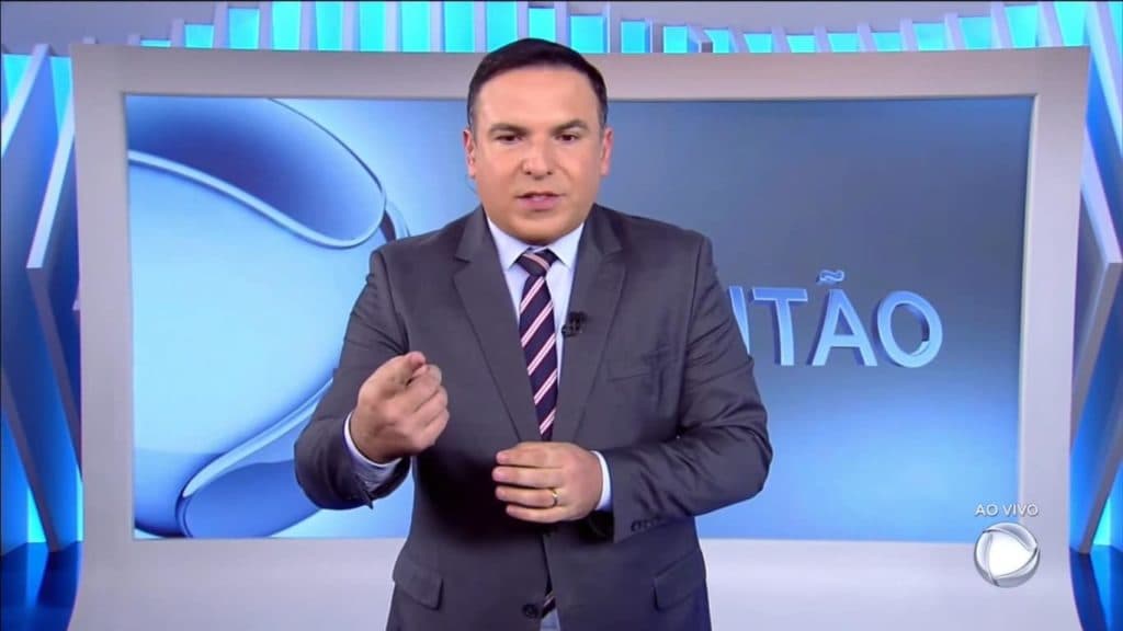 Reinaldo Gottino, após notícia de UTI, tem foto divulgada em maca de hospital e boletim médico exposto